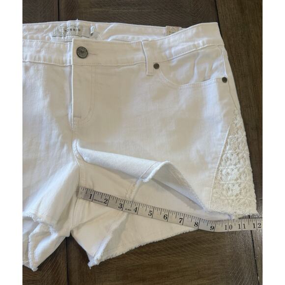 NWT Torrid Distressed White Denim Shorts W/ Crochet Lace Inset Sides Size 18 NEW - Picture 13 of 16
